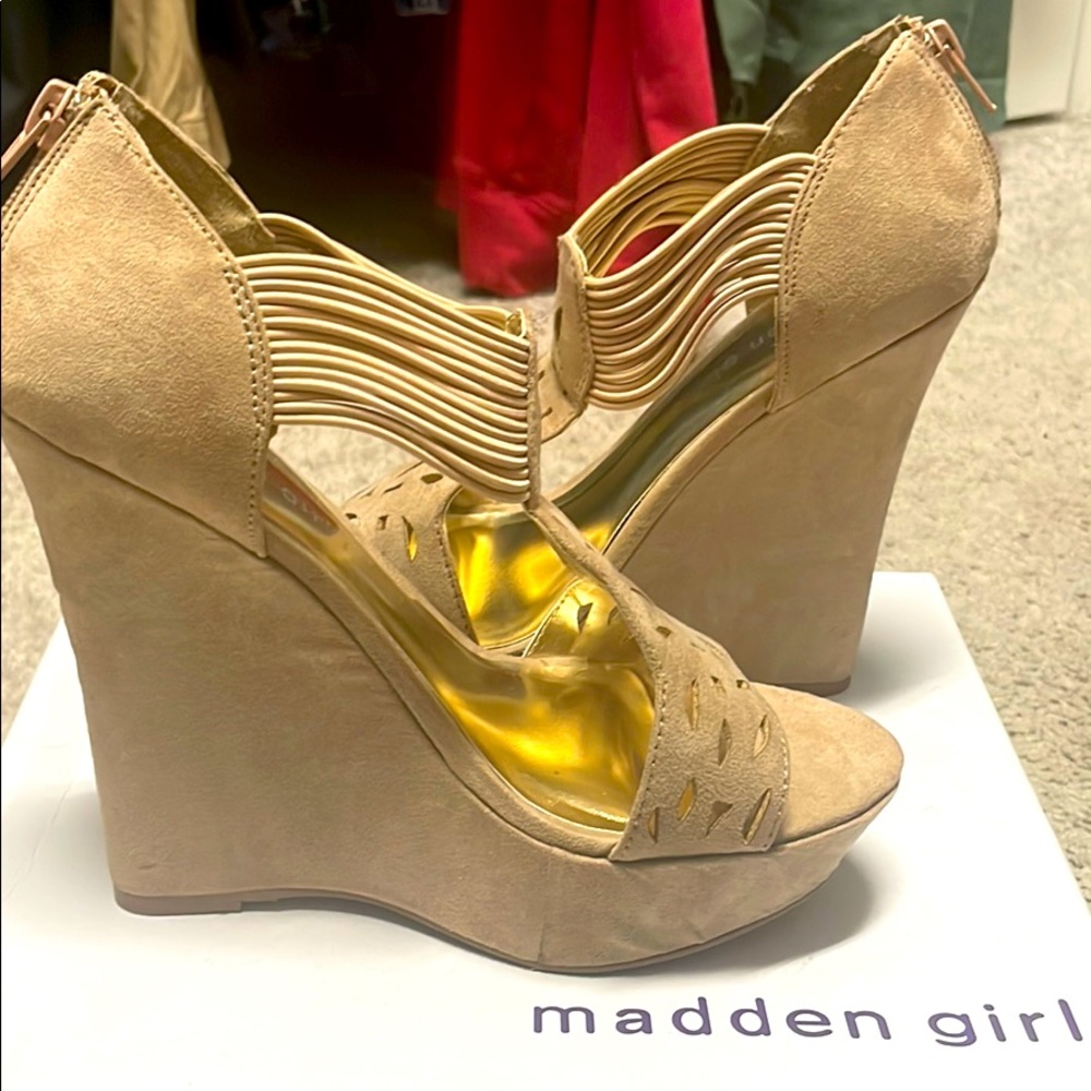 Wedge tan sandal